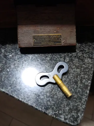 Reloj antiguo de madera , en buen estado