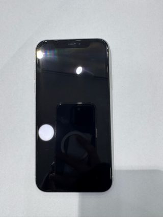 iPhone 11 con 64GB de almacenamiento, en muy buen
