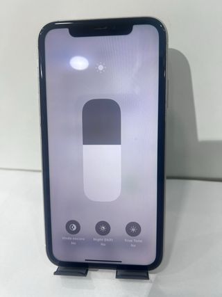 iPhone 11 con 64GB de almacenamiento, en muy buen