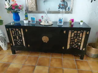 Cómoda comedor negra con detalles dorados