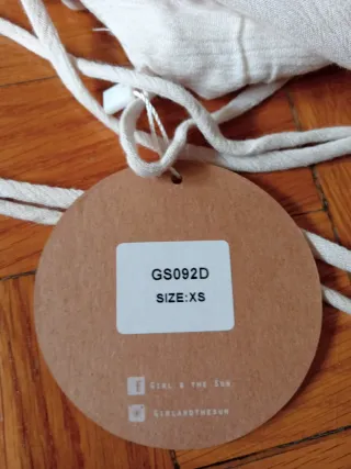 Vestido largo beige con etiqueta