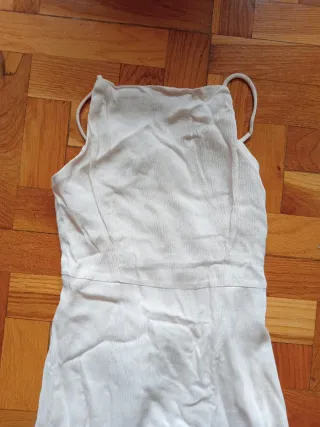 Vestido largo beige con etiqueta