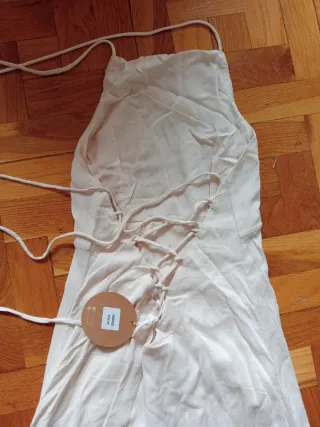 Vestido largo beige con etiqueta