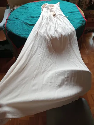 Vestido largo beige con etiqueta