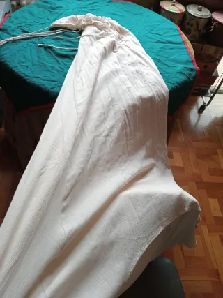 Vestido largo beige con etiqueta