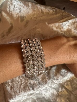 Pulsera de piedras brillantes plateada