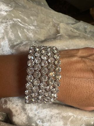 Pulsera de piedras brillantes plateada