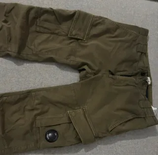 Pantaloni cargo CP Company verde oliva