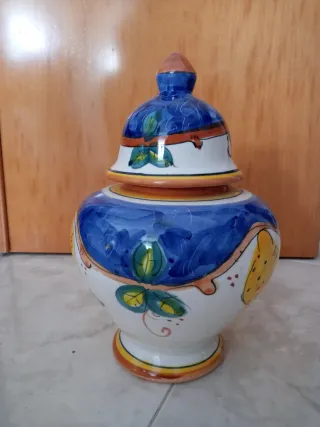 Jarrón de cerámica pintado a mano