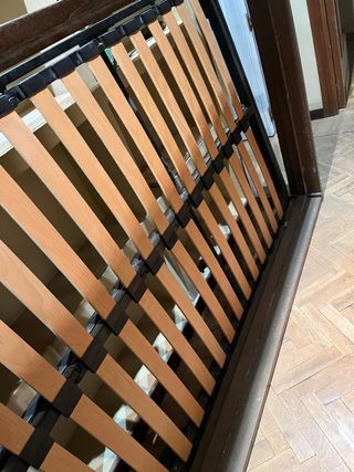 Cama con somier de madera