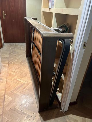 Cama con somier de madera