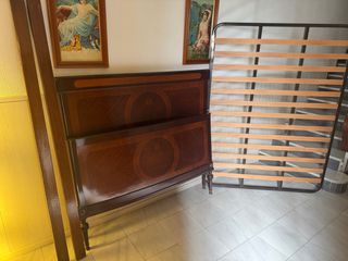 Cama antigua de madera y metal