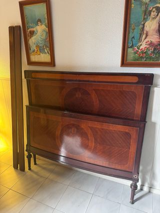 Cama antigua de madera y metal