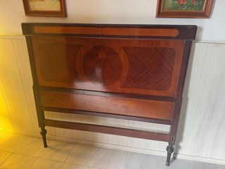 Cama antigua de madera y metal