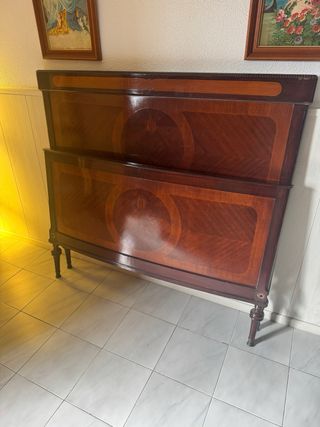 Cama antigua de madera y metal