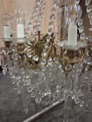 Lámpara de lágrimas dorada y transparente