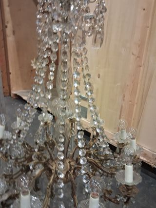 Lámpara de lágrimas dorada y transparente