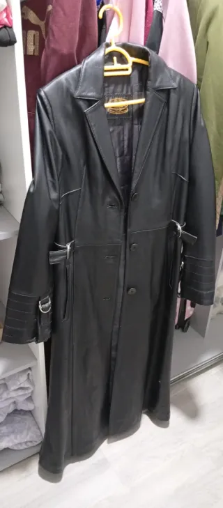 Gabardina de piel negra larga