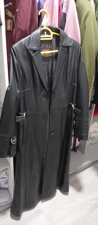 Gabardina de piel negra larga