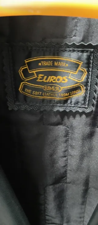 Gabardina de piel negra larga