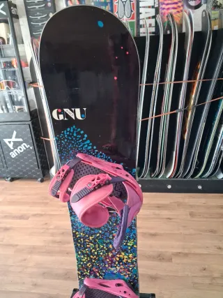 Tabla Snowboard 148 GNU con Fijaciones Burton
