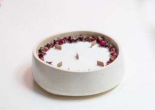 Candela in cemento con rose secche