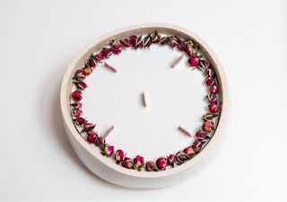 Candela in cemento con rose secche