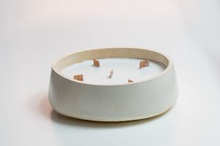 Candela in cemento con rose secche