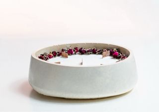 Candela in cemento con rose secche