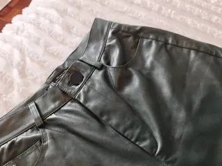 Pantalón efecto piel Zara verde talla S