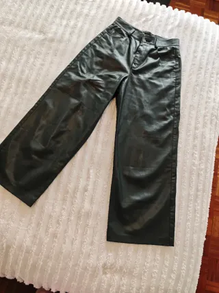 Pantalón efecto piel Zara verde talla S