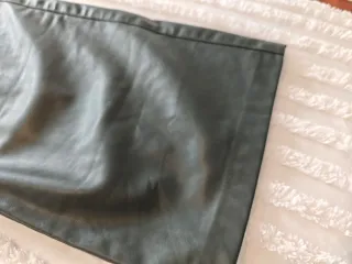 Pantalón efecto piel Zara verde talla S