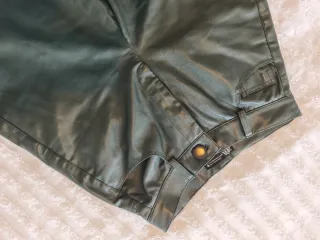 Pantalón efecto piel Zara verde talla S