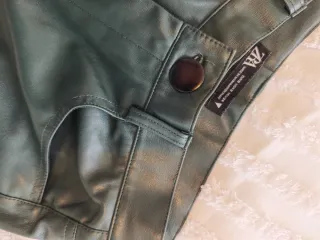 Pantalón efecto piel Zara verde talla S