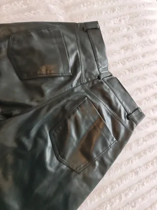 Pantalón efecto piel Zara verde talla S
