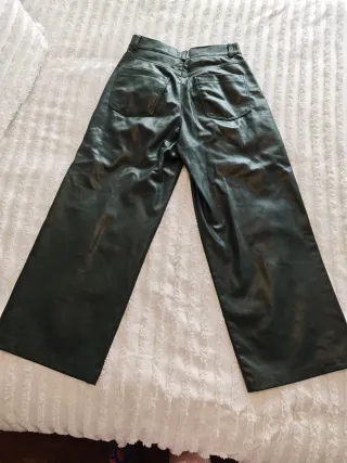 Pantalón efecto piel Zara verde talla S