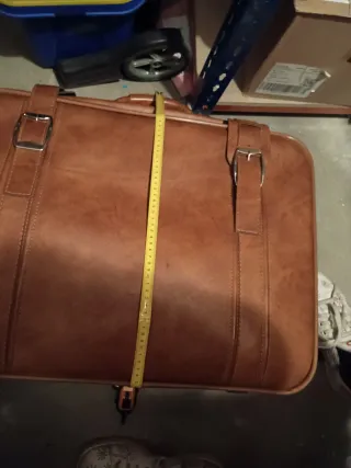 Maleta antigua de cuero marrón