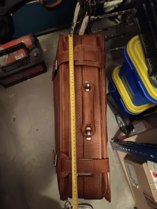 Maleta antigua de cuero marrón