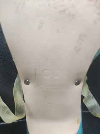 Zapatos de tacón verdes con flor