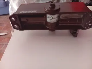 Cerrador de puertas marrón