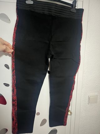 Leggings negros con estampado rojo lateral
