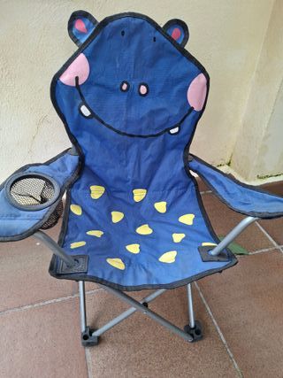 Silla infantil plegable azul con diseño de hipopót