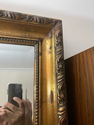 Espejo decorativo dorado con marco tallado