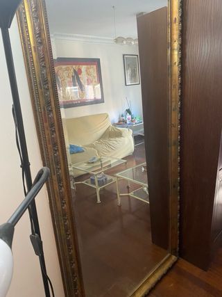 Espejo decorativo dorado con marco tallado