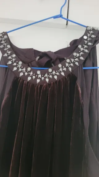 bonito vestido con piedreria