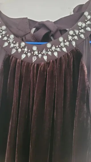 bonito vestido con piedreria