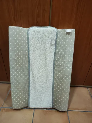 Cambiador con estampado de lunares