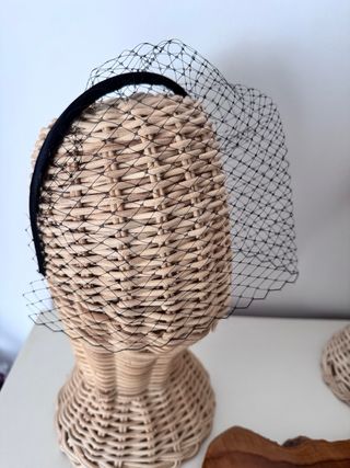 Diadema fina con velo rejilla