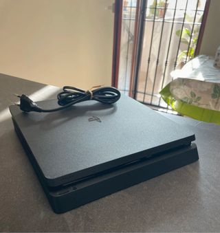 PS4 Slim 1TB + Cables + Mando