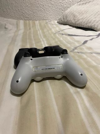 PS4 Blanca con 1 Mando y 1 Funda